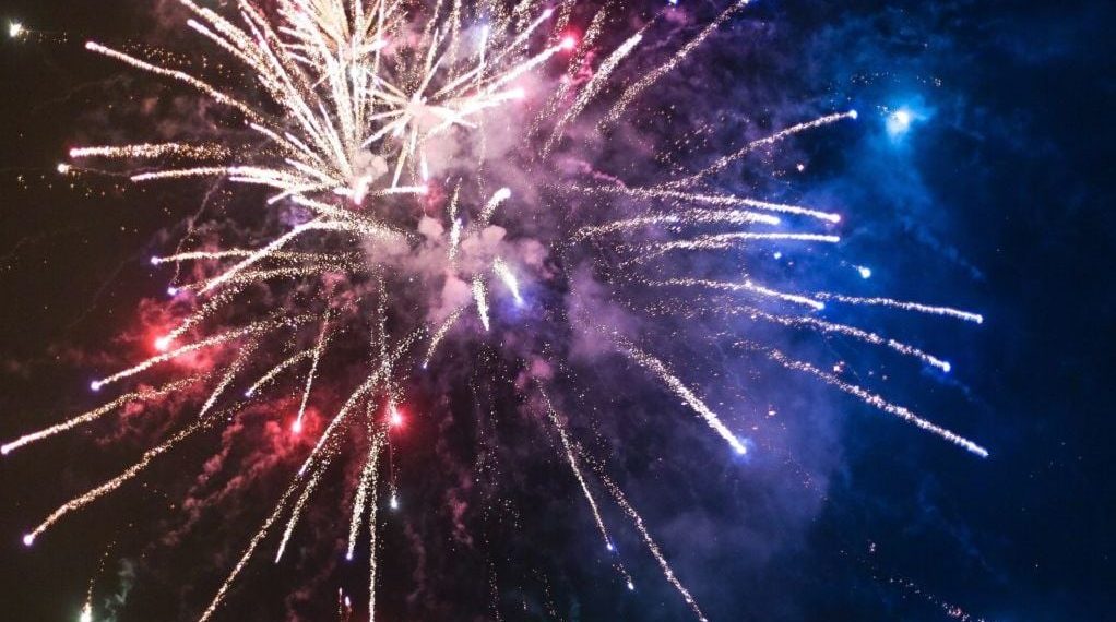 Bretagne : Une fusée tombe sur la foule, cinq personnes blessées lors d’un feu d’artifice