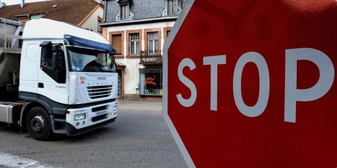 Loire : Un poids lourd percute deux véhicules et finit sa course à l’intérieur d’une propriété