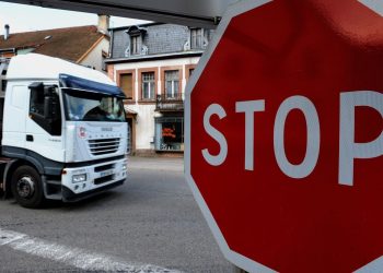 Loire : Un poids lourd percute deux véhicules et finit sa course à l’intérieur d’une propriété