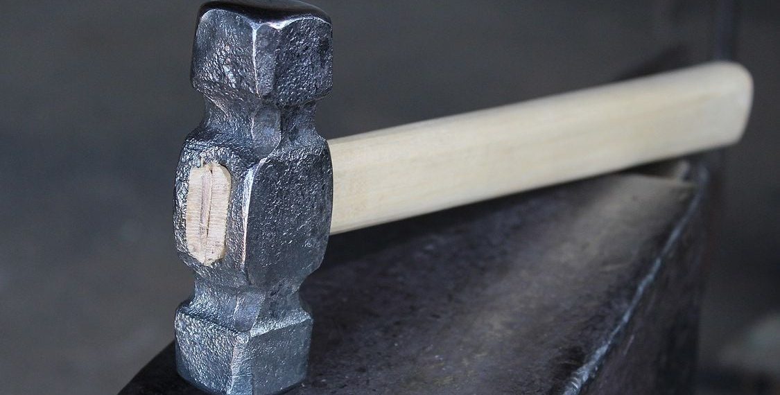 États-Unis : Il bat sa mère à mort avec un marteau, un jeune homme de 20 ans mis en examen pour meurtre