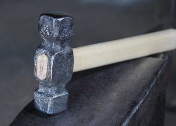 États-Unis : Il bat sa mère à mort avec un marteau, un jeune homme de 20 ans mis en examen pour meurtre