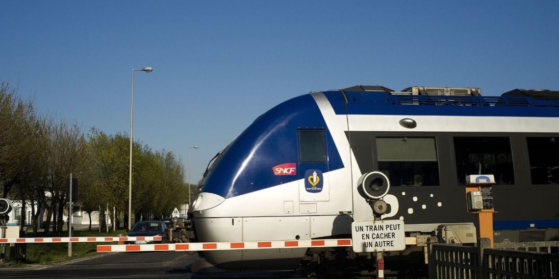 Seine-et-Marne : Un conducteur et son passager grièvement blessés par un train sur un passage à niveau