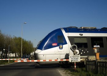 Seine-et-Marne : Un conducteur et son passager grièvement blessés par un train sur un passage à niveau