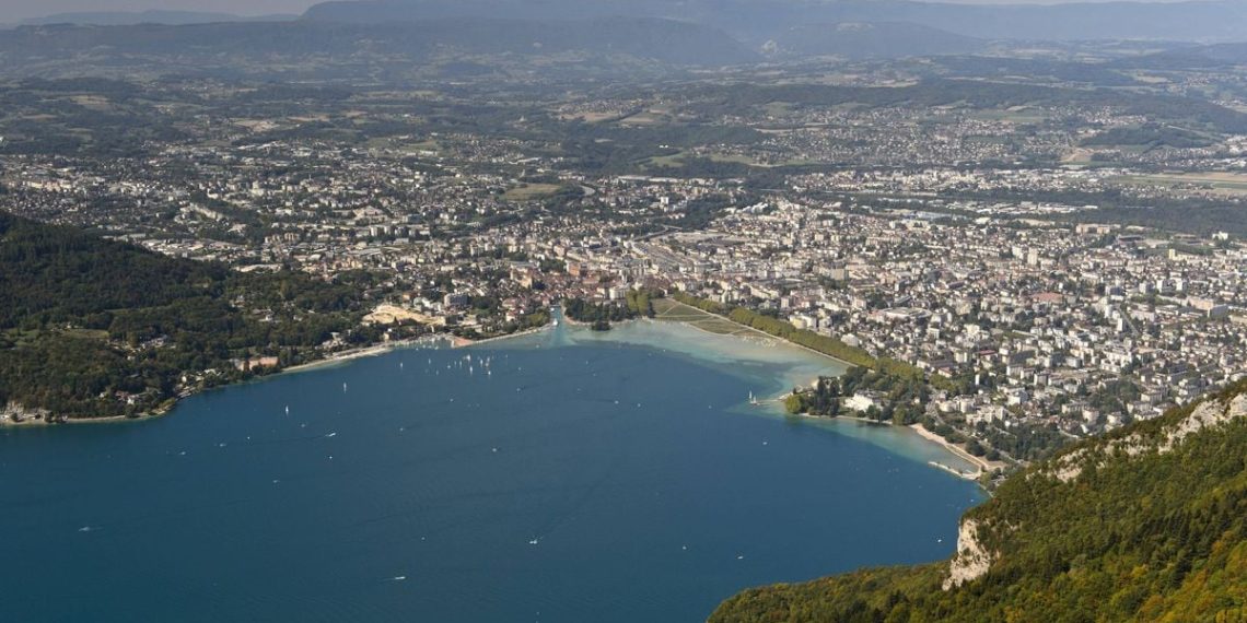 Annecy : Un homme meurt en tapant l’hélice de son bateau après une chute dans le lac