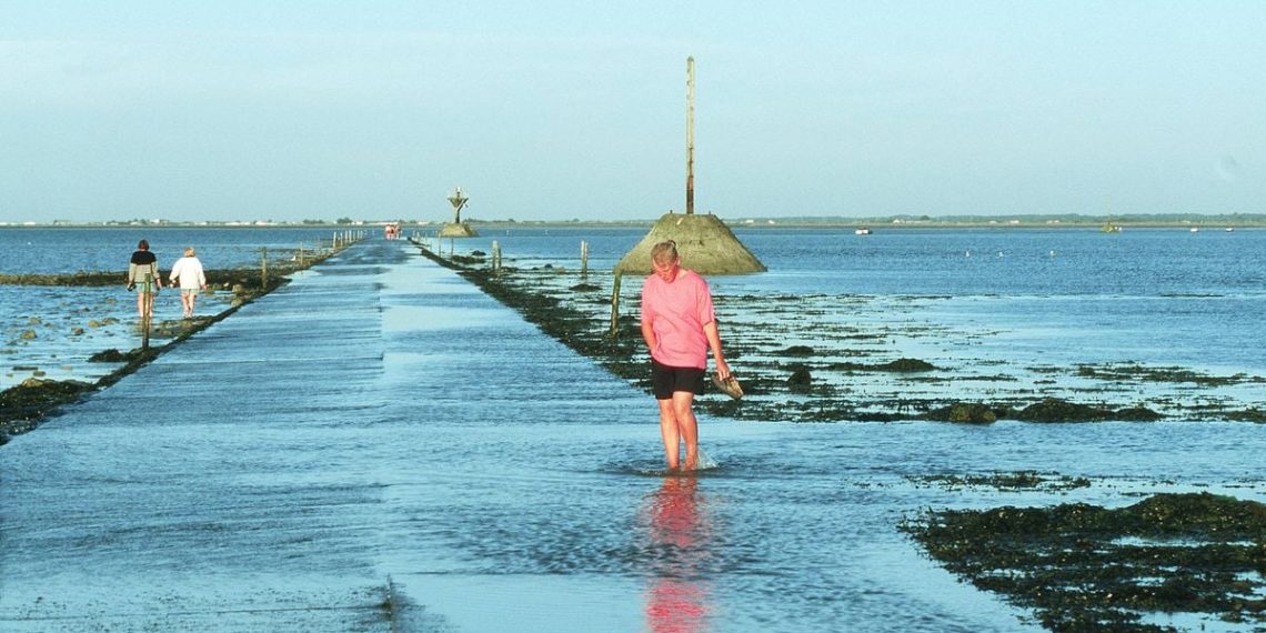 Vendée : Deux pêcheurs pris au piège par la marée au Gois, leur camping-car boit la tasse