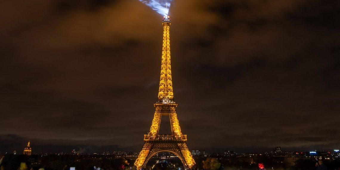 Paris : Comment un homme a-t-il pu rester toute la nuit sur la tour Eiffel ?