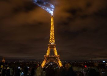 Paris : Comment un homme a-t-il pu rester toute la nuit sur la tour Eiffel ?