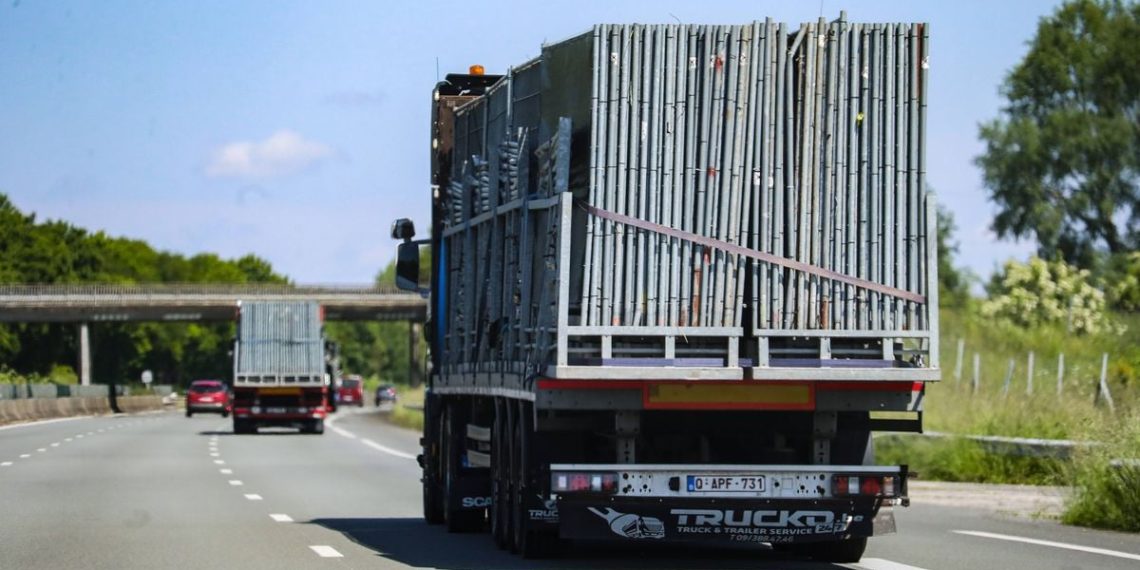 Maine-et-Loire : Un camion perd sa cargaison de tôle en centre-ville
