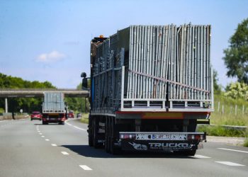 Maine-et-Loire : Un camion perd sa cargaison de tôle en centre-ville
