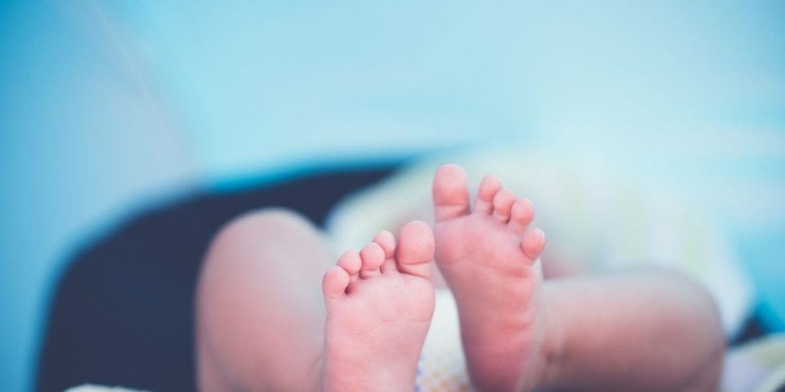 Cordon ombilical, couverture… Une petite fille abandonnée sur le sol d’une station de métro