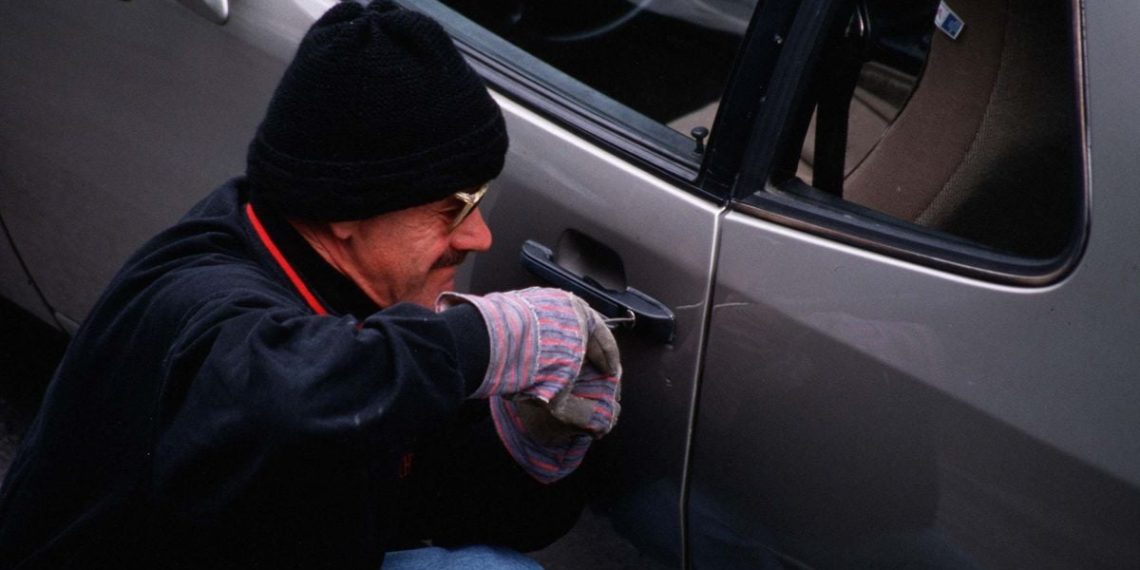 Vienne : Une étudiante surprend trois hommes en train de démonter sa voiture