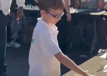 12 adversaires simultanés à seulement 9 ans: le prodige français des échecs créé la sensation à Marseille