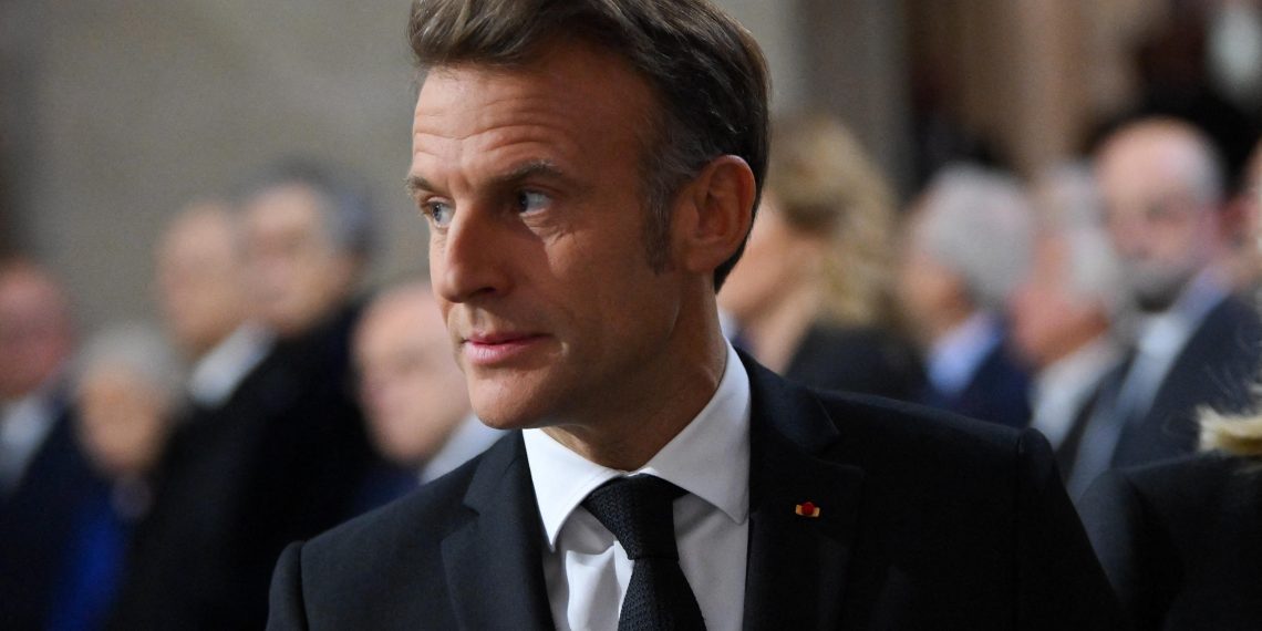 Emmanuel Macron fuit la dissolution, il aura la démission ou la rue