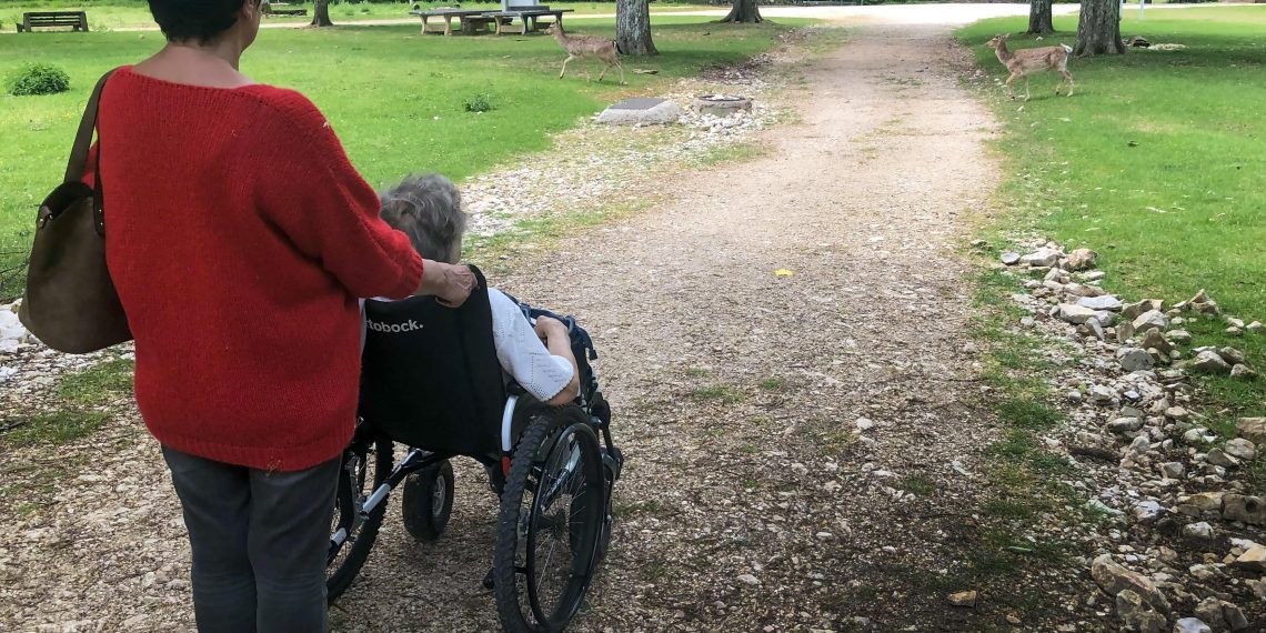 Entre épuisement et culpabilité, le lourd combat des aidants