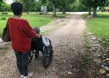 Entre épuisement et culpabilité, le lourd combat des aidants