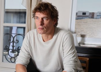 Intelligence artificielle et défis du progrès : Cédric Jimenez se confie sur son thriller dystopique «Chien 51»