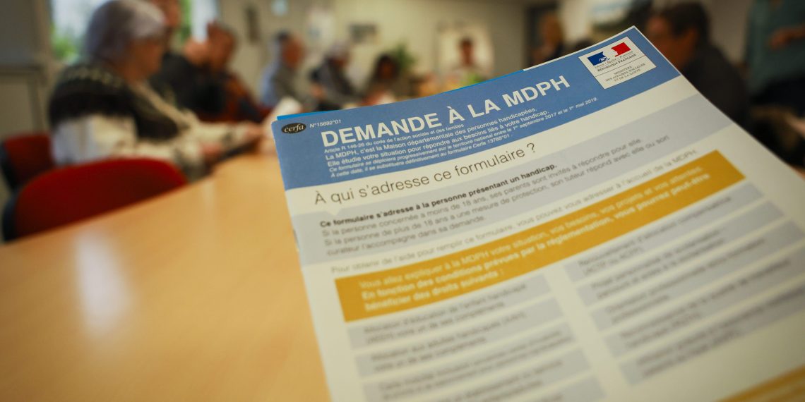 Aidants et aidés : la double charge administrative