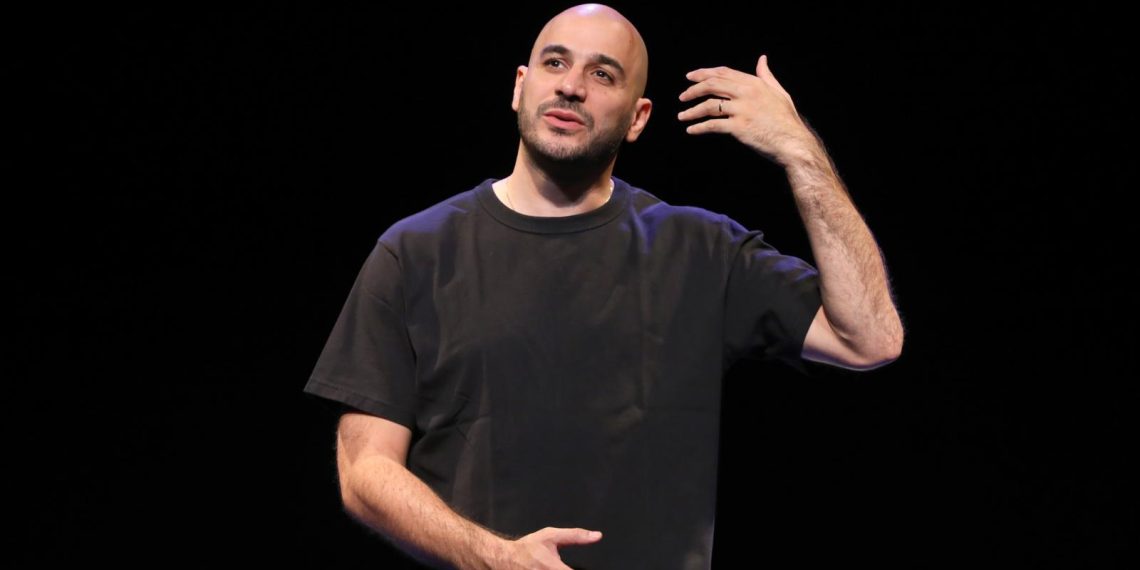 «Couleur framboise» : Mehdi Djaadi transforme l’épreuve de l’infertilité en spectacle bouleversant