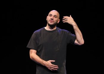 «Couleur framboise» : Mehdi Djaadi transforme l’épreuve de l’infertilité en spectacle bouleversant