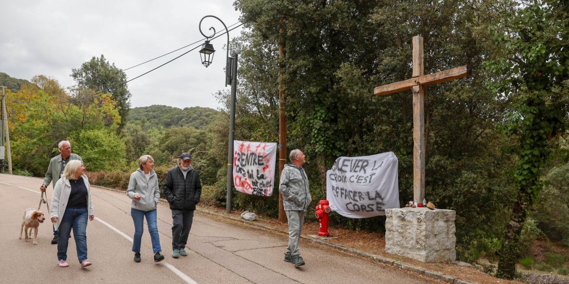 Corse : un village fait front pour garder sa croix chrétienne