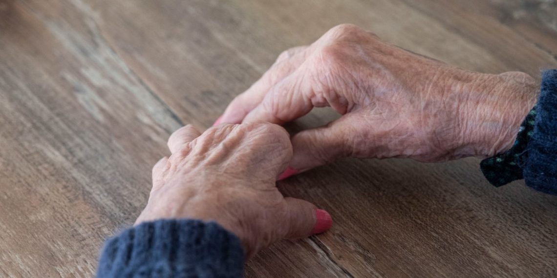 Pourquoi les femmes vivent-elles plus longtemps que les hommes ?