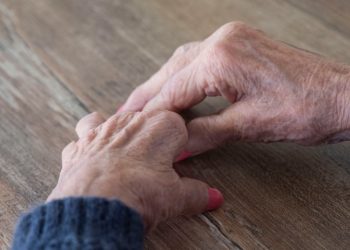 Pourquoi les femmes vivent-elles plus longtemps que les hommes ?