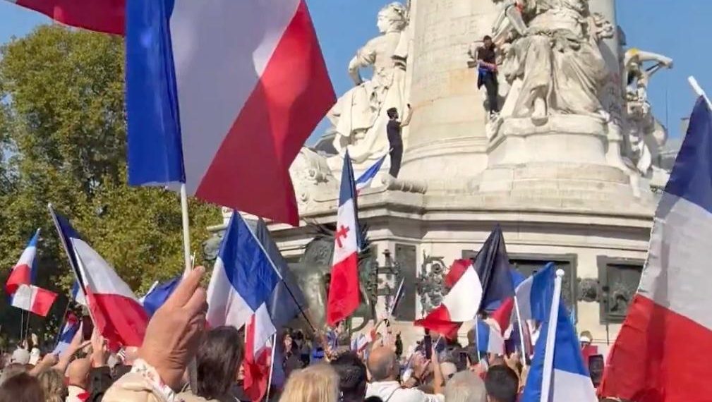 Paris : un rassemblement patriote couvre de drapeaux tricolores la place de la République