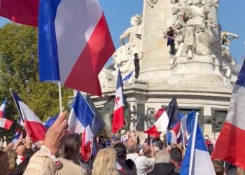 Paris : un rassemblement patriote couvre de drapeaux tricolores la place de la République