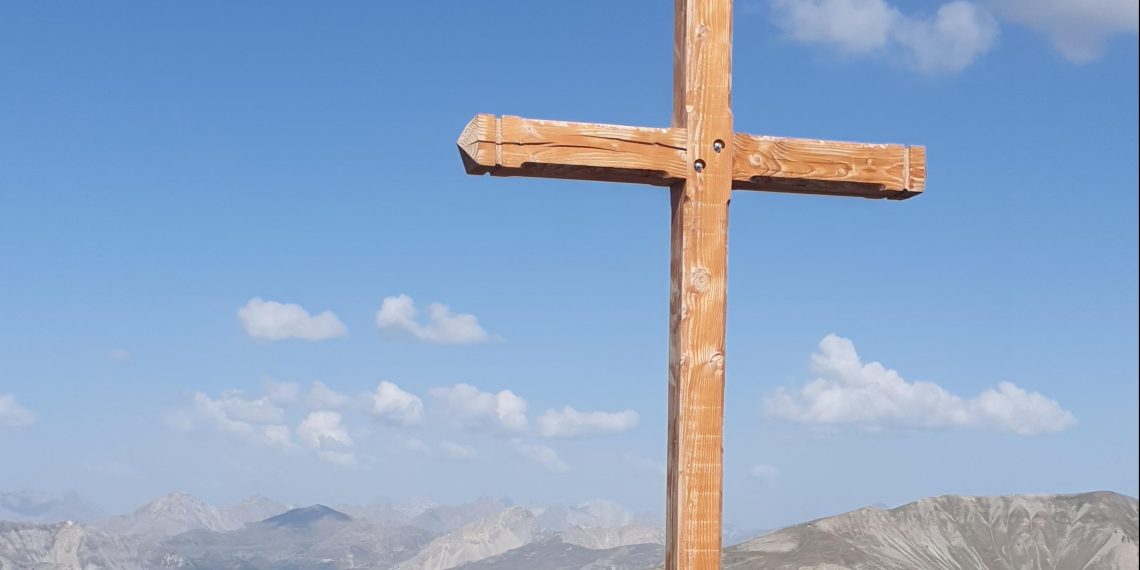 Hautes-Alpes : une mairie retire par hélicoptère une croix rénovée au sommet d’une montagne