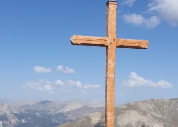 Hautes-Alpes : une mairie retire par hélicoptère une croix rénovée au sommet d’une montagne