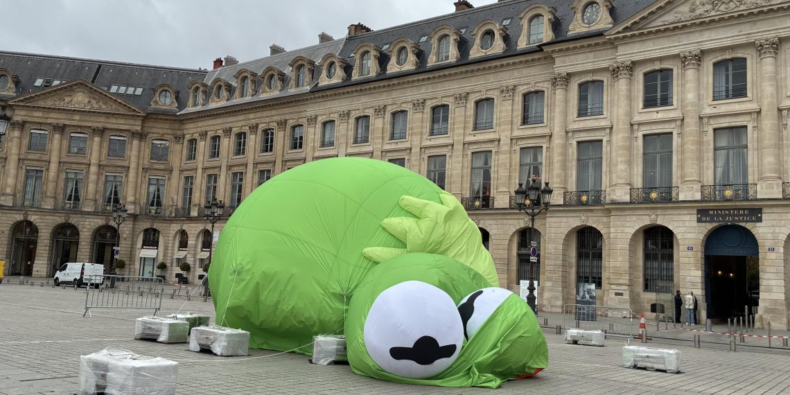 Paris : l’installation d’une grenouille géante sur la place Vendôme déconcerte les riverains