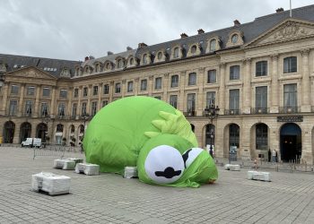Paris : l’installation d’une grenouille géante sur la place Vendôme déconcerte les riverains