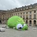 Paris : l’installation d’une grenouille géante sur la place Vendôme déconcerte les riverains