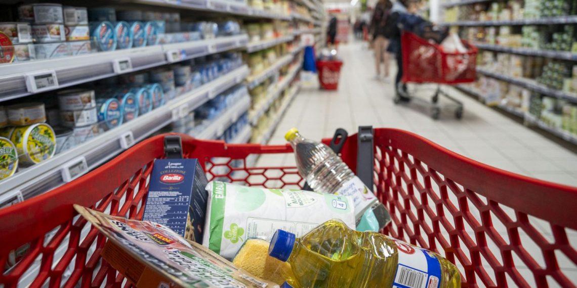 «On survit quoi» : au supermarché, face à la hausse des prix, les Français se contentent du strict minimum