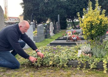 Toussaint : en Alsace, un «nettoyeur de tombes» propose d’entretenir les sépultures en l’absence des familles