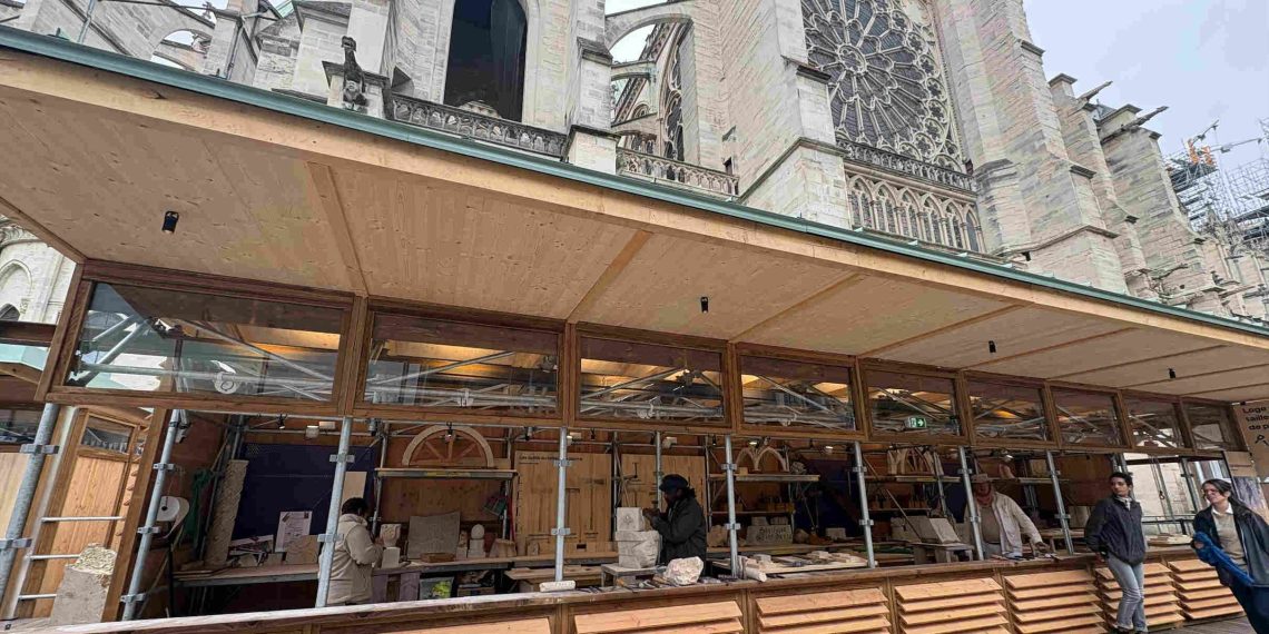 «C’est gratifiant» : à Saint-Denis, les visiteurs rencontrent les artisans qui restaurent la flèche de la basilique