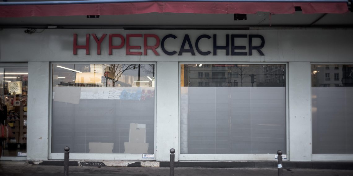 Paris : un tag antisémite découvert devant l’Hypercacher de la porte de Vincennes, dix ans après la prise d’otage
