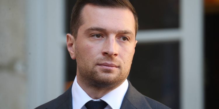 Algérie : Jordan Bardella accuse Emmanuel Macron de «se mettre à genoux» devant le régime de Tebboune