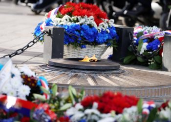 Paris : une avocate saccage la tombe du soldat inconnu et mord un policier