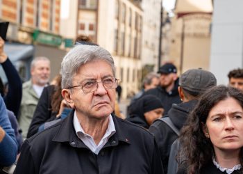 Démission de Lecornu : Mélenchon appelle à la destitution de Macron