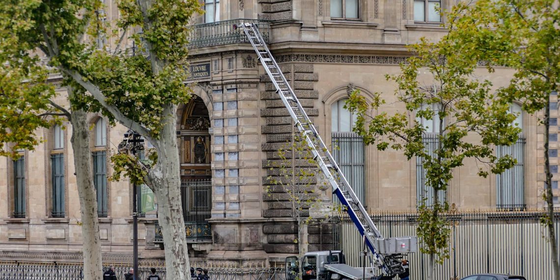 Cambriolage du Louvre : la publicité sarcastique de l’entreprise allemande ayant fabriqué le monte-charge