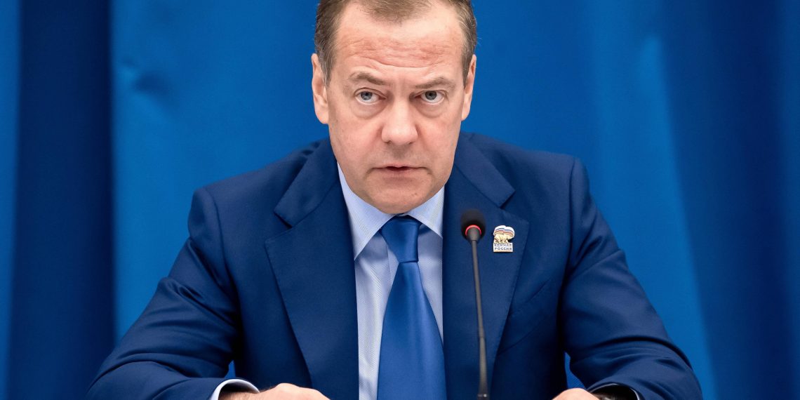 «Micron se fiche de la France» : Dmitri Medvedev se moque de l’Élysée en pleine crise politique