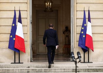 Crise politique : 836 minutes pour faire vaciller la Ve République