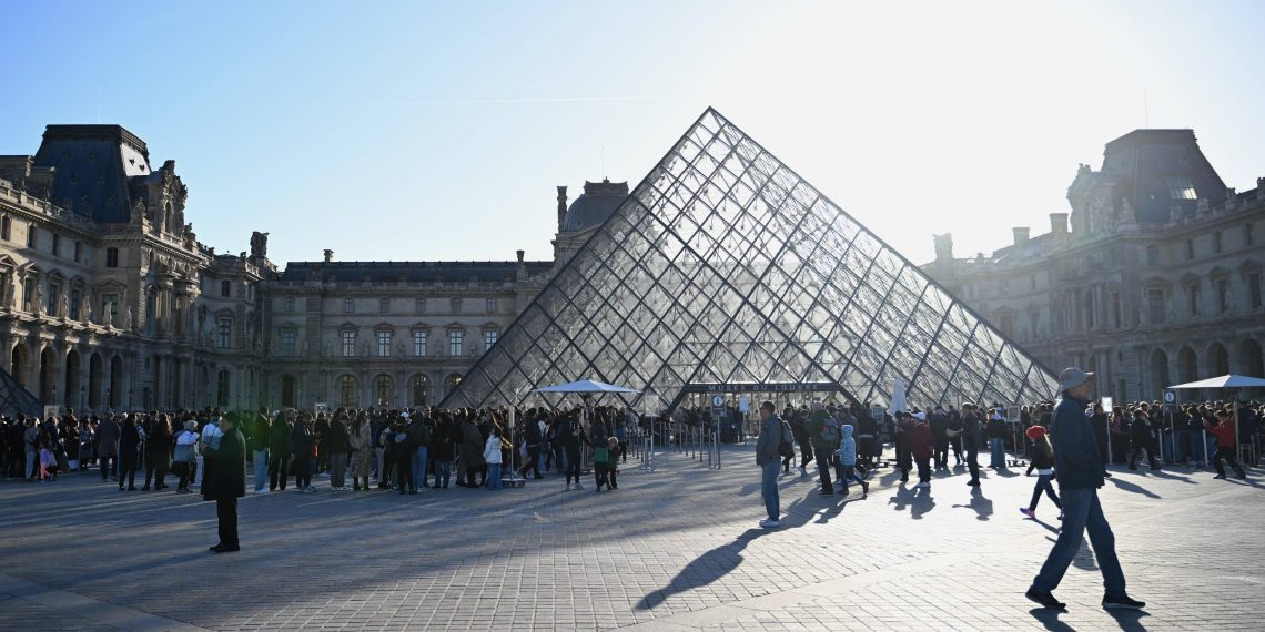 Cambriolage du Louvre : une avocate «attendrie par les bandits» s’étonne qu’on veuille les envoyer en prison