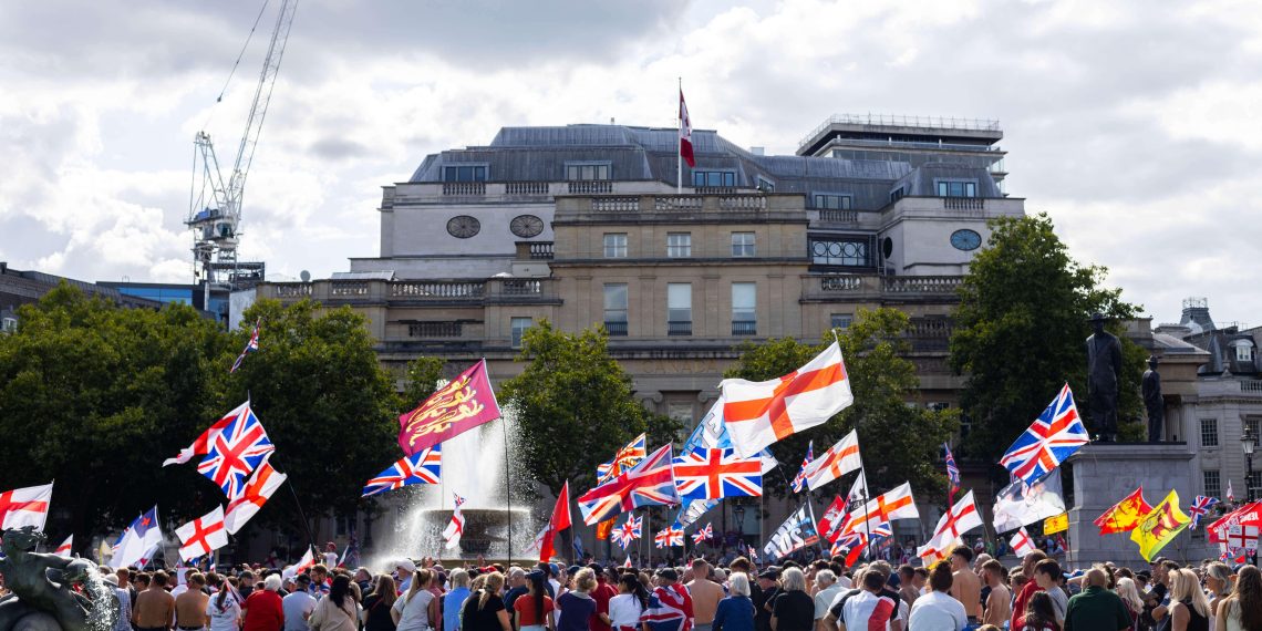 Laxisme avec les immigrés, fermeté avec les patriotes ? Le sentiment d’injustice pousse les Britanniques dans les bras de Farage