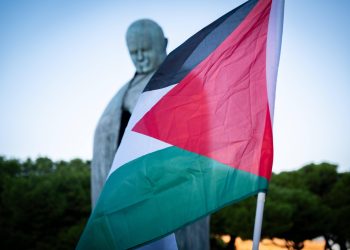 «Fasciste de merde» : une statue de Jean-Paul II dégradée en marge d’une manifestation propalestinienne à Rome