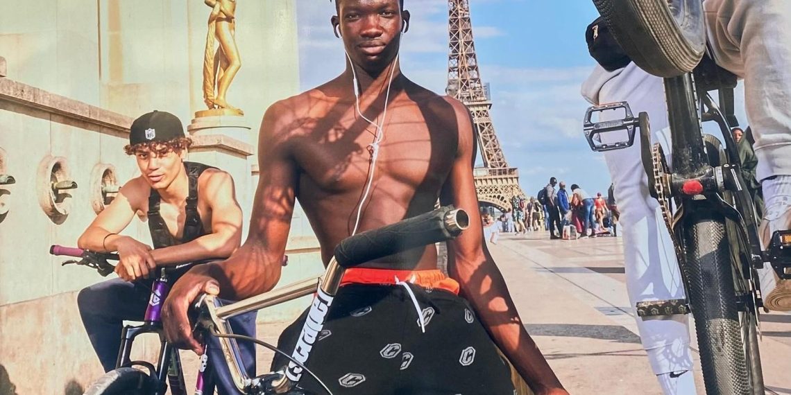 Culture rap et codes banlieusards : une vision particulière des «Jeunes Parisiens» exposée rue de Rivoli