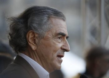 «Dégueulasse» : Bernard Henri-Lévy condamne le séjour de Nicolas Sarkozy en prison