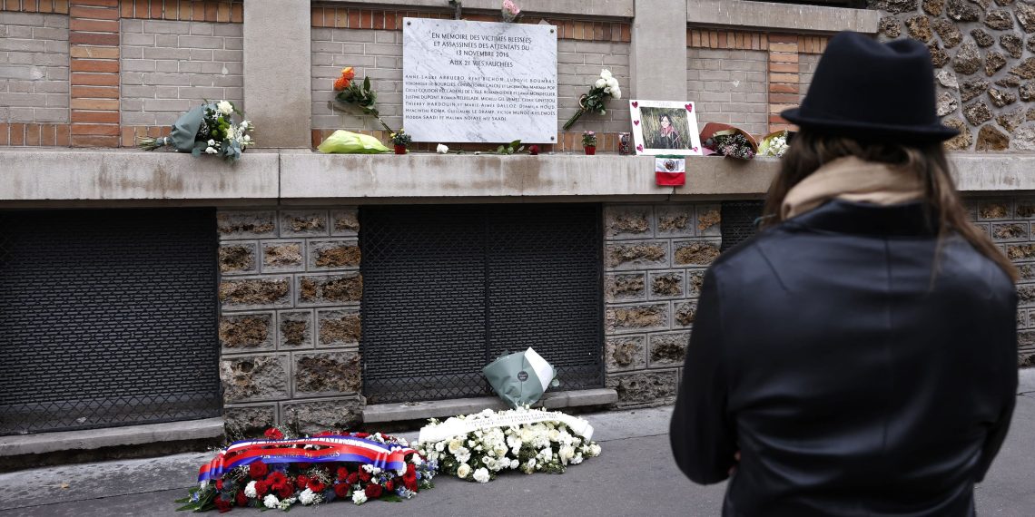 Commémoration des attentats du 13-Novembre : une exposition photo devant l’Hôtel de Ville de Paris retrace la nuit d’horreur