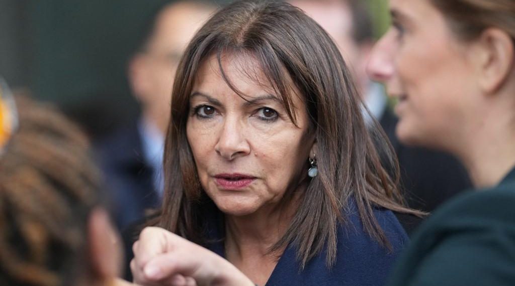 «Je peux toujours aller à la nage au Brésil» : Anne Hidalgo tente de justifier ses voyages aux quatre coins du monde